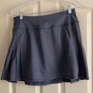 Short Tek Gear work out skort in gray. Size Large